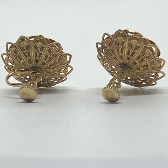 Vintage flower clip on earrings - Picture 2 of 4